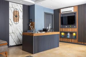 vestíbulo del hotel con bar y TV en Meridiani Taksim Hotel, en Estambul
