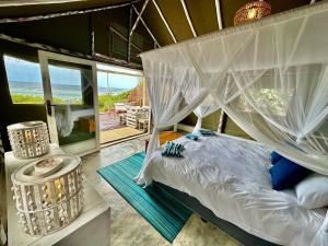 Postel nebo postele na pokoji v ubytování Baleia Azul Luxury Tent no 7