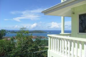 - un balcon offrant une vue sur l'océan dans l'établissement Eden Panoramic, à Victoria