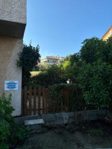 a wooden fence in front of a house at Appartamento con giardino a 50 m dal mare in LʼÎle-Rousse
