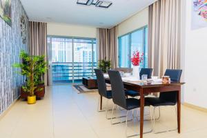 マナーマにあるAspire Tower - Two Bedroom Cowboy Themed Roomのテーブルと椅子のあるダイニングルーム