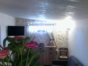 Una televisión o centro de entretenimiento en Trulli & Grotte Exclusive House