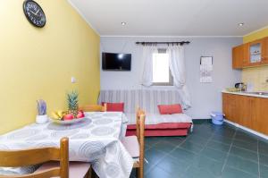 Televisyen dan/atau pusat hiburan di Apartments Zeljka