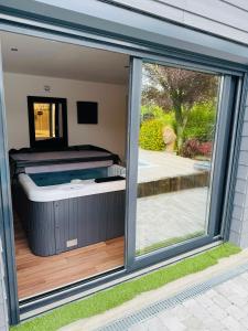 Zimmer mit Fenster und einem Bett in der Unterkunft le chant de la rivière in Abbeville