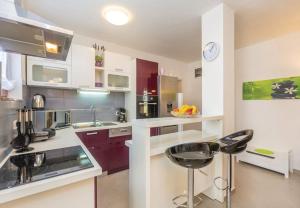 Kuchyňa alebo kuchynka v ubytovaní Apartments Ivni