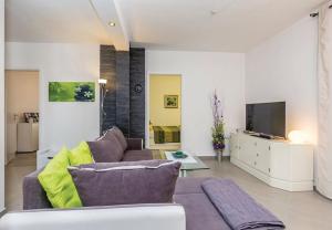 Televízia a/alebo spoločenská miestnosť v ubytovaní Apartments Ivni
