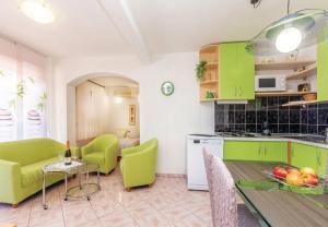 Kuchyňa alebo kuchynka v ubytovaní Apartments Ivni