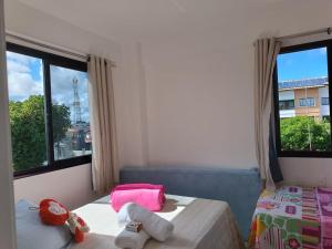 a bedroom with two beds with stuffed animals on them at Apartamento em Guarajuba - Condomínio Paraíso dos Coqueiro in Guarajuba