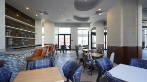 a restaurant with tables and chairs and a bar at DoubleTree by Hilton Long Island City, NY in Long Island City