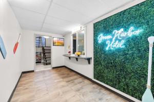 a living room with a large green wall at King Bed in Lux Boutique Hotel in Marshfield