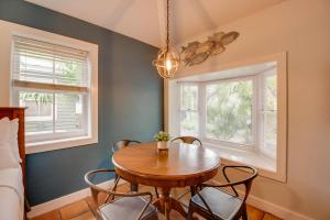 - une salle à manger avec une table en bois et 2 fenêtres dans l'établissement Pelican Suite - Southernmost Sanctuary, à Key West 8 autres photos