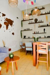 sala de estar con mesa, sillas y estanterías en Casona enfrente del Santuario 3, en Guadalajara