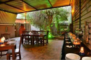 Thebe River Safaris餐厅或其他用餐的地方