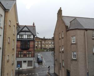 vistas a una calle de una ciudad con edificios en Morris Terrace Apartment, en Stirling