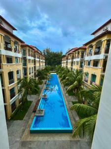 - une vue sur la piscine située entre deux bâtiments dans l'établissement Desaru beach stay Tiara residences, à Bandar Penawar