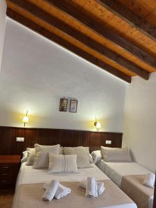 Postel nebo postele na pokoji v ubytování Hostal Camarina