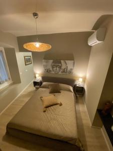 ジェノヴァにあるA Due Passi DAL Teatroの部屋の中に大きなベッドがある寝室