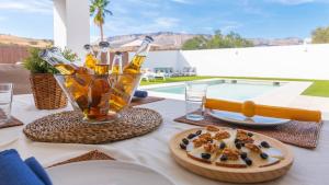 - une table avec des bouteilles de bière et une assiette de nourriture dans l'établissement Casa del Río en Villanueva Villanueva de la Concepción by Ruralidays, à Villanueva de la Concepción