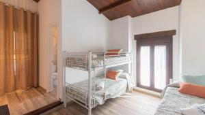 une chambre avec trois lits superposés dans une pièce dans l'établissement Casa del Río en Villanueva Villanueva de la Concepción by Ruralidays, à Villanueva de la Concepción 25 autres photos