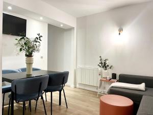 salon ze stołem i kanapą w obiekcie Apartamento Puerta del Camino 5 - PATIO y WIFI w mieście Bilbao