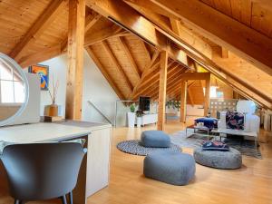 Posezení v ubytování "SONNTAGSGLÜCK" - Premium Apartments Seekirchen, ruhiges Feriendomizil im Grünen, gemeinsamer Poolarea
