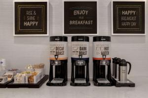 温尼伯市中心贝斯特韦斯特PLUS酒店的咖啡和沏茶工具