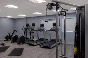 温尼伯市中心贝斯特韦斯特PLUS酒店的健身中心和/或健身设施