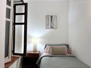 sypialnia z łóżkiem obok okna w obiekcie Apartamento Puerta del Camino 5 - PATIO y WIFI w mieście Bilbao