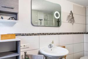 エアフルトにあるFerienhaus Bernothの洗面台と鏡のあるバスルーム +8枚の写真