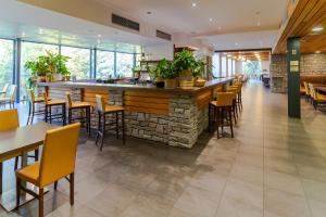 Un restaurante u otro lugar para comer en Hotel Ostredok