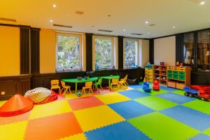 ein Raum mit einem Klassenzimmer, ausgestattet mit Tisch und Stühlen in der Unterkunft Hotel Ostredok in Demänovská Dolina