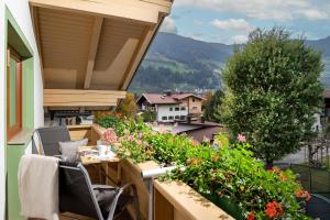 balcone con fiori e vista sulle montagne di Gästehaus Kopp a Stumm