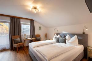 una camera da letto con un grande letto bianco e una finestra di Gästehaus Kopp a Stumm Altre 8 foto