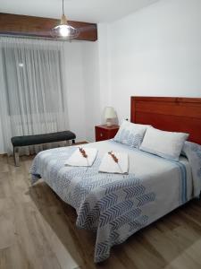 a bedroom with a bed with two towels on it at La Teja del Jerte in Aldehuela del Jerte