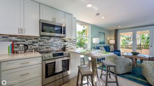 Η κουζίνα ή μικρή κουζίνα στο Dockside Daydreams by Last Key Realty +25 φωτογραφίες