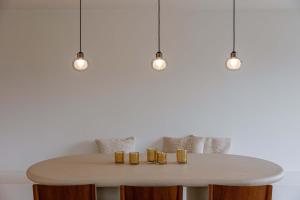 een tafel met vier glazen erop met lampjes bij Huswell - Luxurious apartment on top location in Knokke in Knokke-Heist