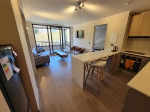 cocina y sala de estar con vistas a la sala de estar en Departamento Frente al Lago, en Villarrica
