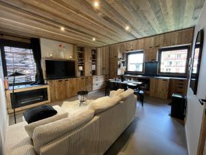 圣索林达尔沃Appartement duplex neuf en hyper centre station - 6 personnes的客厅里有一张沙发和一台电视 更多4张照片