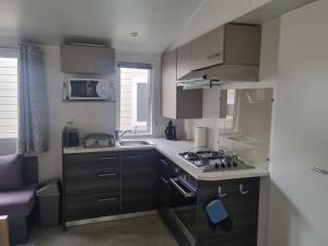 Kuchyň nebo kuchyňský kout v ubytování bonne anse plage camping siblu