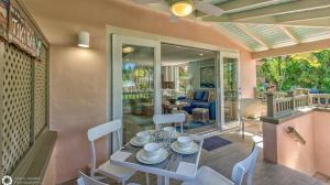 Χώρος καθιστικού στο Dockside Daydreams by Last Key Realty