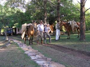 un grupo de personas con un caballo y dos hombres en Portal de Piedra en Palma Sola