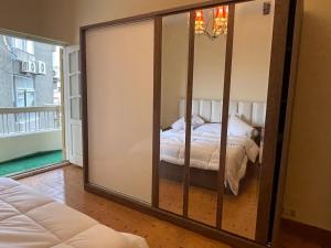 Postel nebo postele na pokoji v ubytování Elite Nile view apartment