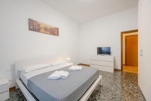 Un dormitorio con una cama con dos toallas encima. en Tatiana Flat - 10 minutes to Venice - Mestre Train Station - Free Parking, en Venecia