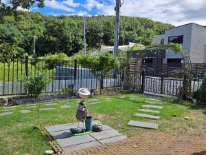 a garden with a statue in the middle of a yard at Kong's heyri pet-friendly in Paju