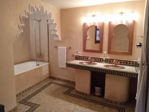 Koupelna v ubytování Riad Meyssane Fès + 37 fotografií