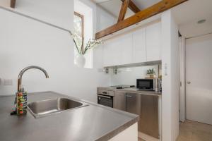 Kuchyň nebo kuchyňský kout v ubytování Spacious Studio-Village location nr Bath
