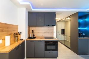 Kuchyň nebo kuchyňský kout v ubytování Traumwohnung in Interlaken inklusive SPA-Bereich