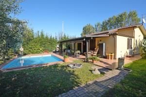 Bazén v ubytování La Sevillana nebo v jeho okolí