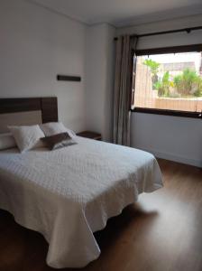 Un dormitorio con una cama y una ventana grande. en EA bahía sur, en San Fernando