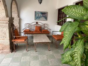 a room with chairs and a table and a plant at Casa Don Pedro in Apozol